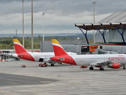 Aviones de Iberia Express en el aeropuerto madrileño de Barajas.