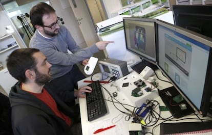 Dos empleados de Wattio muestran como funciona el software desarrollado por la compañía para controlar el consumo energético en hogares.