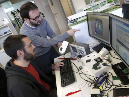 Dos empleados de Wattio muestran como funciona el software desarrollado por la compañía para controlar el consumo energético en hogares.