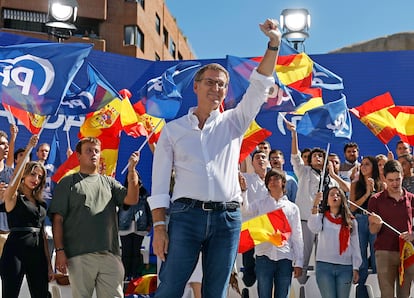 El presidente del Partido Popular, Alberto Núñez Feijóo, recibe los aplausos del público asistente al acto del PP en Madrid. 