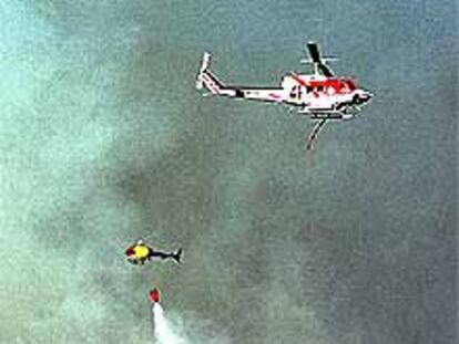 Dos helicópteros trabajan en las labores de extinción del incendio en La Riba (Tarragona).