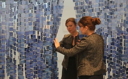 La artista cubana Mabel Poblet, reflejada en su obra 'Marea alta'.