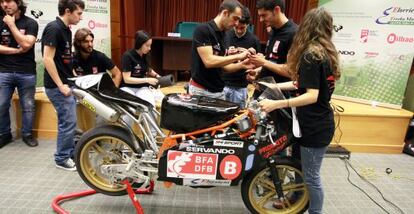 El equipo de la Escuela Técnica de Ingeniería de Bilbao y su moto.