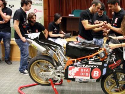 El equipo de la Escuela Técnica de Ingeniería de Bilbao y su moto.