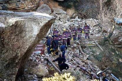 Agentes de los Mossos y de los bomberos con perros adiestrados, ayer en el paraje de Juneda.