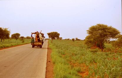 La salida de Agadez se inicia por cualquier medio. En pocos kil&oacute;metros solo habr&aacute; pistas de arena y desierto.