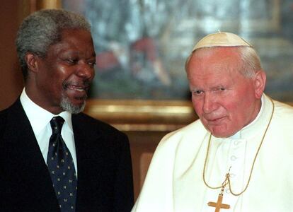 Kofi Annan es fotografiado antes de la audiencia con Juan Pablo II en el Vaticano.