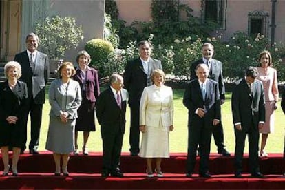 La presidenta electa Michelle Bachelet posa junto a su gabinete momentos antes de su toma de posesión.