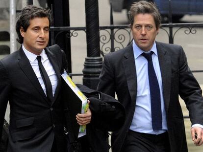 El abogado David Sherborne con uno de sus clientes, Hugh Grant.