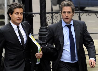 El abogado David Sherborne con uno de sus clientes, Hugh Grant.