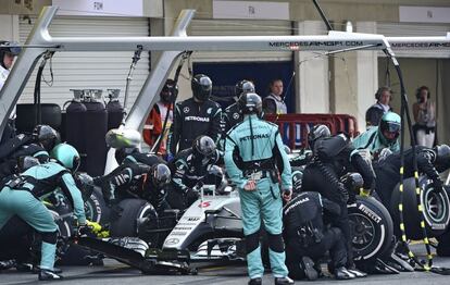 El alem&aacute;n Nico Rosberg (Mercedes) entra a la zona de pits durante el Gran Premio de la F&oacute;rmula 1 en M&eacute;xico.