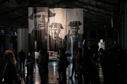 La exposición 'España x Magnum', con la icónica imagen de los guardias civiles de W. Eugene Smith.