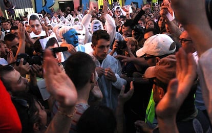 Alfonso Fernández (en el centro, con el rostro descubierto).