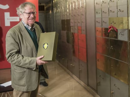 Ian Gibson sostiene la caja con los dos libros de Gerald Brenan que ha legado al Instituto Cervantes, en Marid.