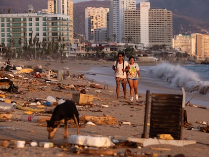 Una pareja camina sobre una playa de Acapulco tras el paso de 'Otis', el pasado 30 de octubre.