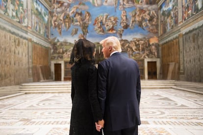 El presidente Donald Trump y la primera dama Melania Trump recorren la Capilla Sixtina después de su reunión con Su Santidad el Papa Francisco, el 24 de mayo de 2017, en la Ciudad del Vaticano.