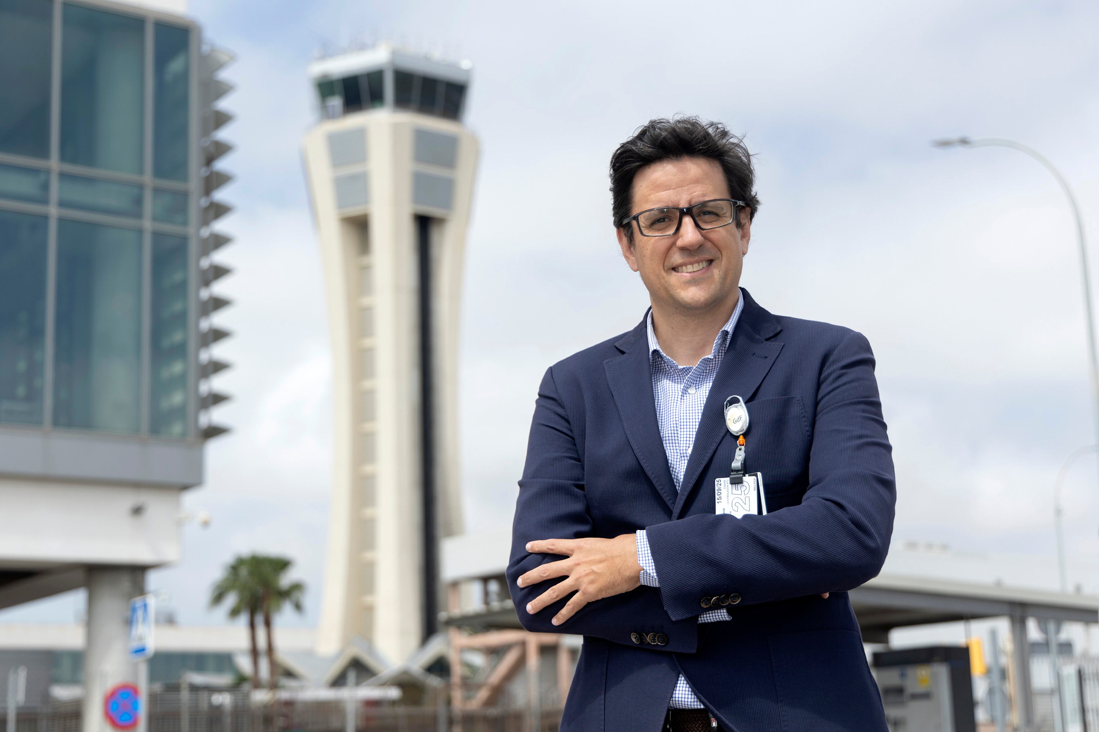 Antonio Alonso junto a la torre de control del aeropuerto de Málaga.