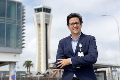 Antonio Alonso junto a la torre de control del aeropuerto de Málaga.
