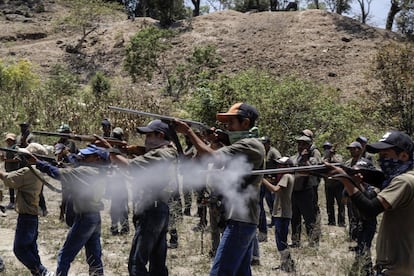 La tropa se interna en el campo. “¡Niños comunitarios, firmes, ya! ¡Embrazar armas, ya! Si no hay quien nos defienda, entonces vamos a responder con fuego a los sicarios, ¡hijos de la chingada!”. Una decena de tiros deja nubecillas de humo en el aire. Y la montaña les presta eco.