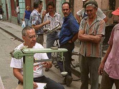 Un hombre pesa un saco de cereal en una calle de La Habana Vieja.