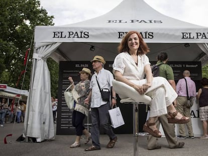 Elvira Lindo, sentada frente al estand de EL PA&Iacute;S en la Feria del Libro.