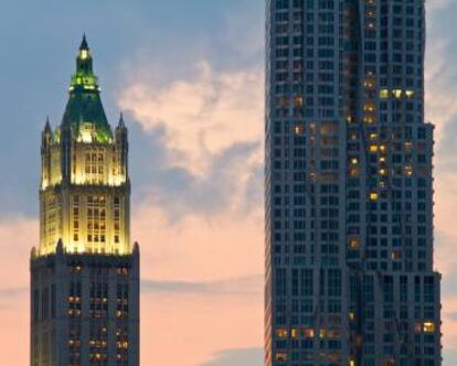 El edificio Woolworth, a la izquierda, y la torre 8 Spruce Street, de Frank Gehry, en Manhattan.