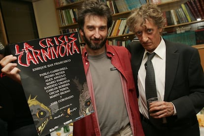 El director Pedro Rivero y el actor Enrique San Francisco, durante la presentación de su filme 'La crisis carnívora', en Bilbao, en mayo de 2005.