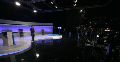 El moderador del debate Carlos de Vega en el último ensayo, horas antes del debate de hoy.