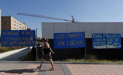 Una mujer pasa por delante del colegio Miguel de Cervantes de Getafe, uno de los centros donde se reubicará a sus alumnos.