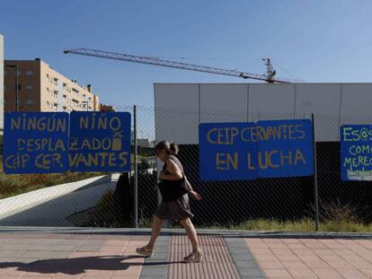 Una mujer pasa por delante del colegio Miguel de Cervantes de Getafe, uno de los centros donde se reubicará a sus alumnos.