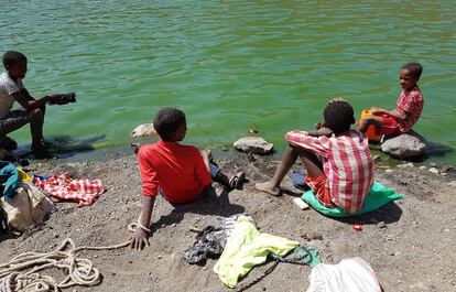 Niños lavan la ropa en el lago Arenguadi (Etiopía), lleno de espirulina.