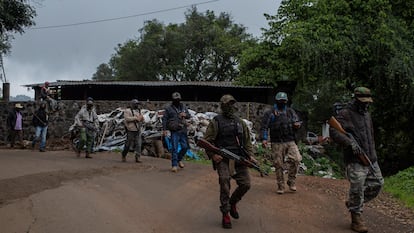 Un grupo de autodefensas carga armas largas en Ario de Rosales (Estado de Michoacán, México), en julio de 2021.