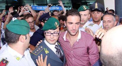 Hinchas del Nápoles reciben a Higuaín a su llegada al aeropuerto de Roma