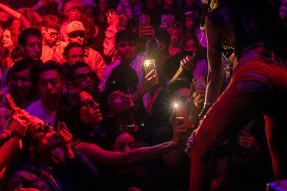 Isabella lovestory durante una presentación en una fiesta de neoperreo en un pequeño bar de Ciudad de México el día 02 de diciembre de 2022.
