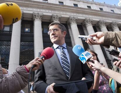 Fotografía facilitada por el Gobierno Vasco del lehendakari Patxi López haciendo declaraciones a la prensa tras conocer la noticia de la decisión de la banda terrorista ETA.