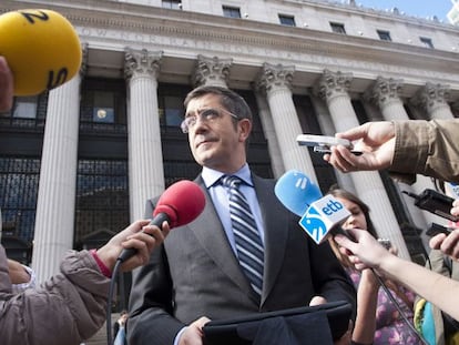 Fotograf&iacute;a facilitada por el Gobierno Vasco del lehendakari Patxi L&oacute;pez haciendo declaraciones a la prensa tras conocer la noticia de la decisi&oacute;n de la banda terrorista ETA.