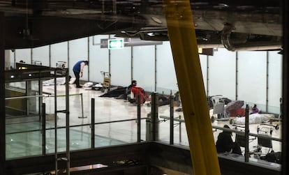 Personas sin hogar durmiendo en el aeropuerto de Barajas, el 12 de mayo de 2025.