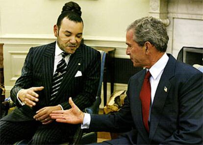 George W. Bush (derecha) da la bienvenida a Mohamed VI, ayer en el Despacho Oval de la Casa Blanca.