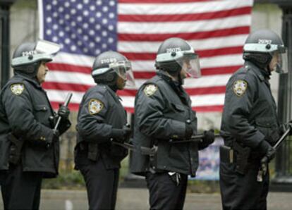 Policías de Nueva York vigilan ante una bandera de EE UU.