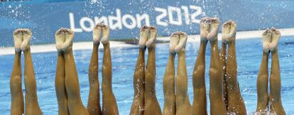 El equipo egipcio de natación sincronizada practica en el Centro Acuático antes de los Juegos.