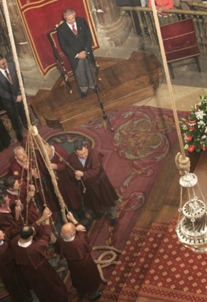 El presidente de la Xunta de Galicia, Emilio Pérez Touriño, observa el funcionamiento del &#39;botafumeiro&#39; durante la celebración religiosa en honor al Apostol Santiago, patrón de la comunidad.