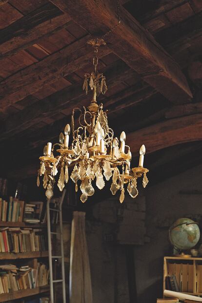 En el piso de arriba Goenaga acumula libros de toda temática iluminados por lámparas de araña.