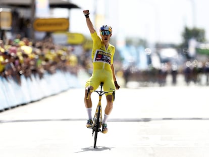 Van Aert gana en Calais con poco más de 100 metros de ventaja sobre el pelotón.