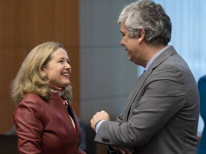 La vicepresidenta económica, Nadia Calviño, y el presidente del Eurogrupo y ministro de Economía portugués, Mário Centeno, conversan en Bruselas.