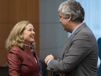 La vicepresidenta económica, Nadia Calviño, y el presidente del Eurogrupo y ministro de Economía portugués, Mário Centeno, conversan en Bruselas.