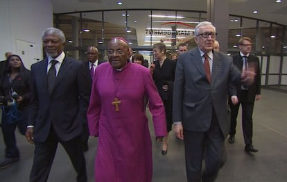 El arzobispo Desmond Tutu, centro, llega con articulación enviado de la ONU-la Liga Arabe Siria Lakhdar Brahimi, derecha, y el ex secretario general de la ONU, Kofi Annan, a la izquierda.