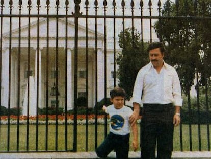 O traficante com o filho Juan Pablo em frente à Casa Branca, em 1981.