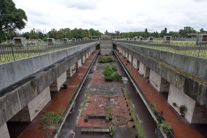 Entrada a las criptas subterráneas del cementerio de Chacarita.