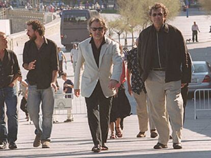 Eduard Fernández, Guillermo Toledo, Harvey Keitel y Gerardo Herrero (de izquierda a derecha), ayer, en San Sebastián.