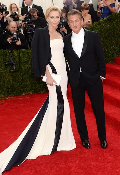 Charlize Theron, de Dior, y Sean Penn.
